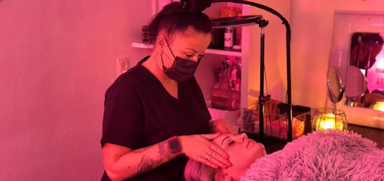 Anita aan het werk in haar behandelkamer