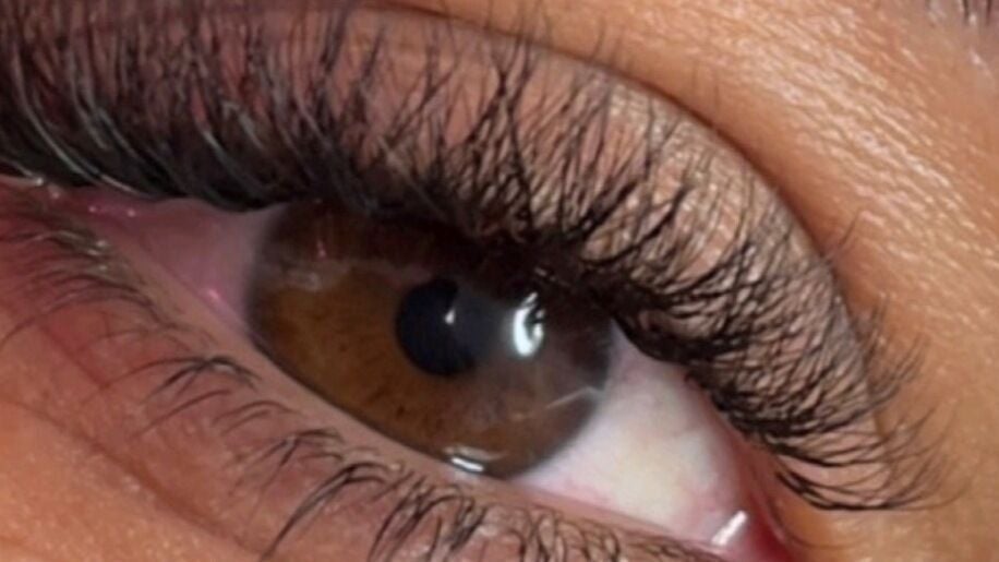 Close-up van een oog met wimperextensions